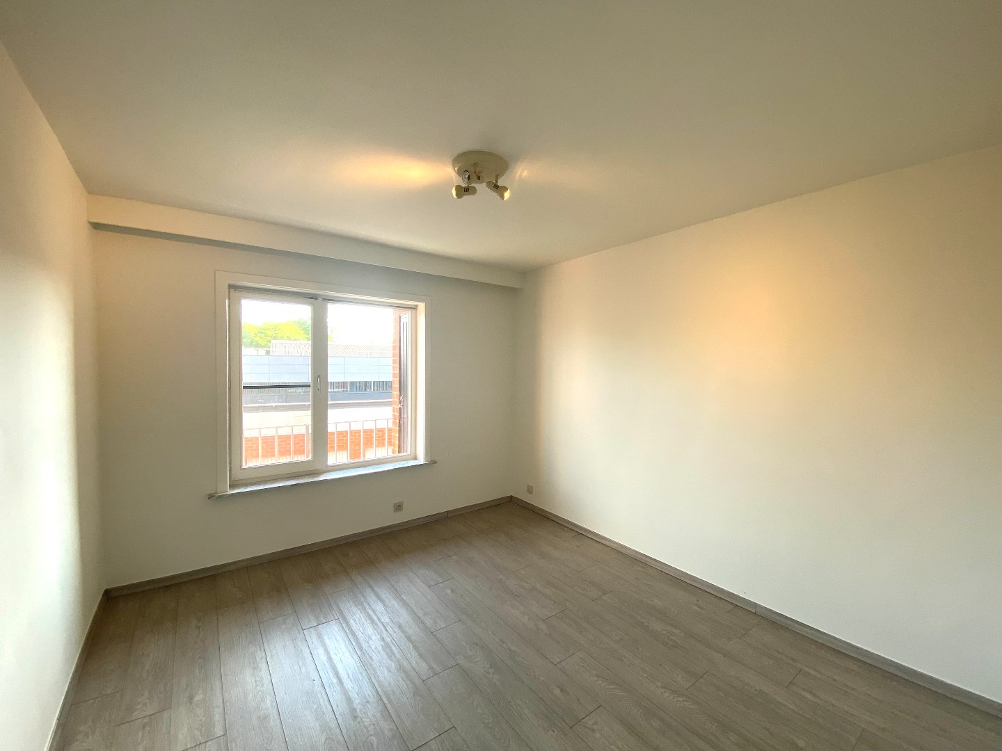 Instapklaar en zeer ruim appartement in hartje Waregem met 3 slaapkamers! 