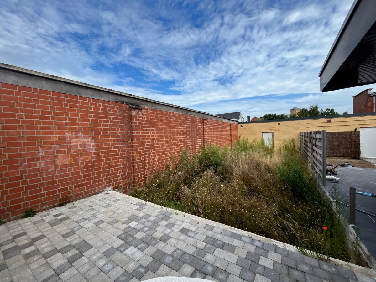 Centraal gelegen, verzorgde 4 slpk-woning met tuin en grote garage, tussen Rumbeke en Roeselare 