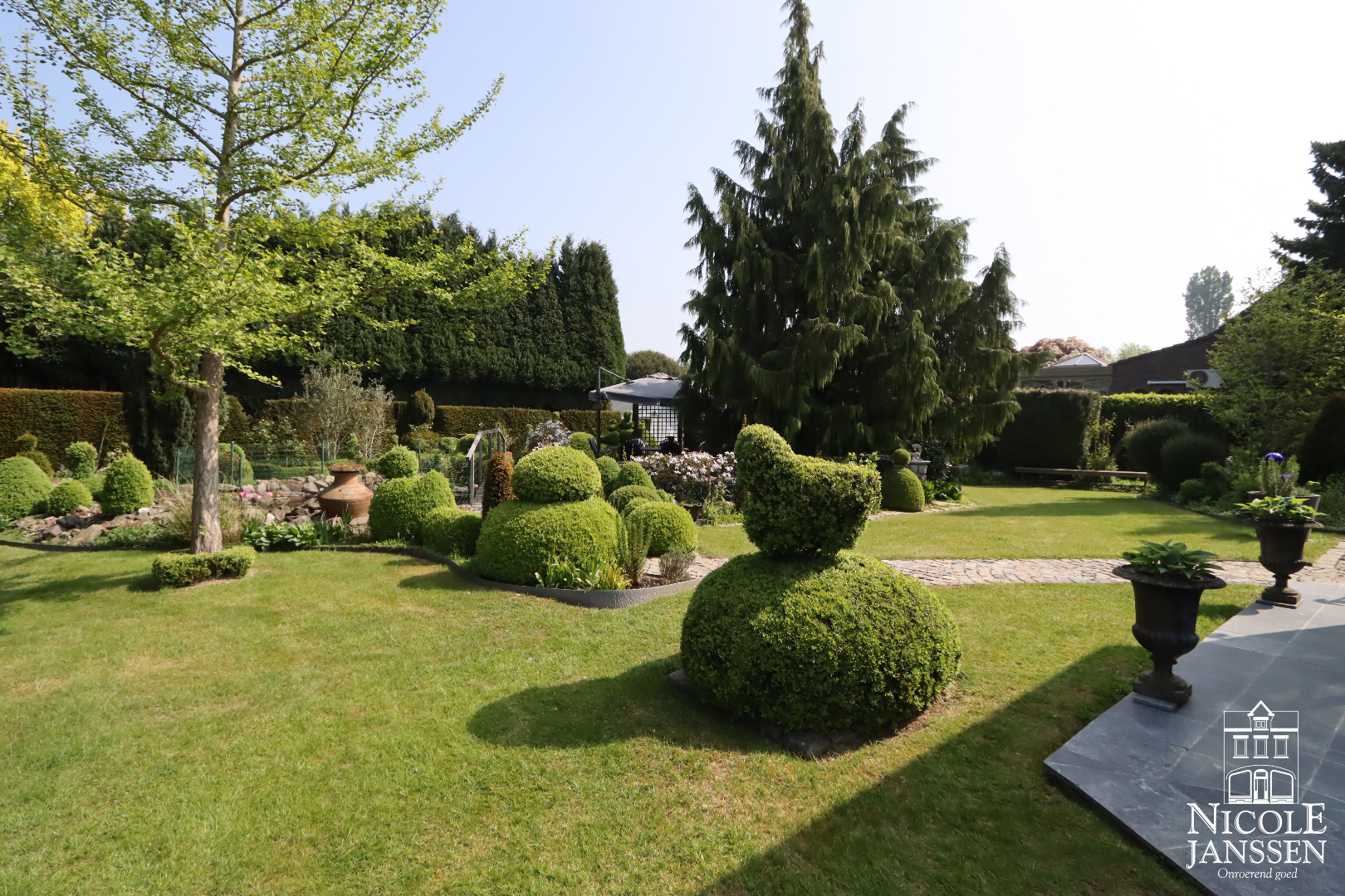 Verrassend ruime en speels ingedeelde gezinswoning met zeer mooi aangelegde tuin 