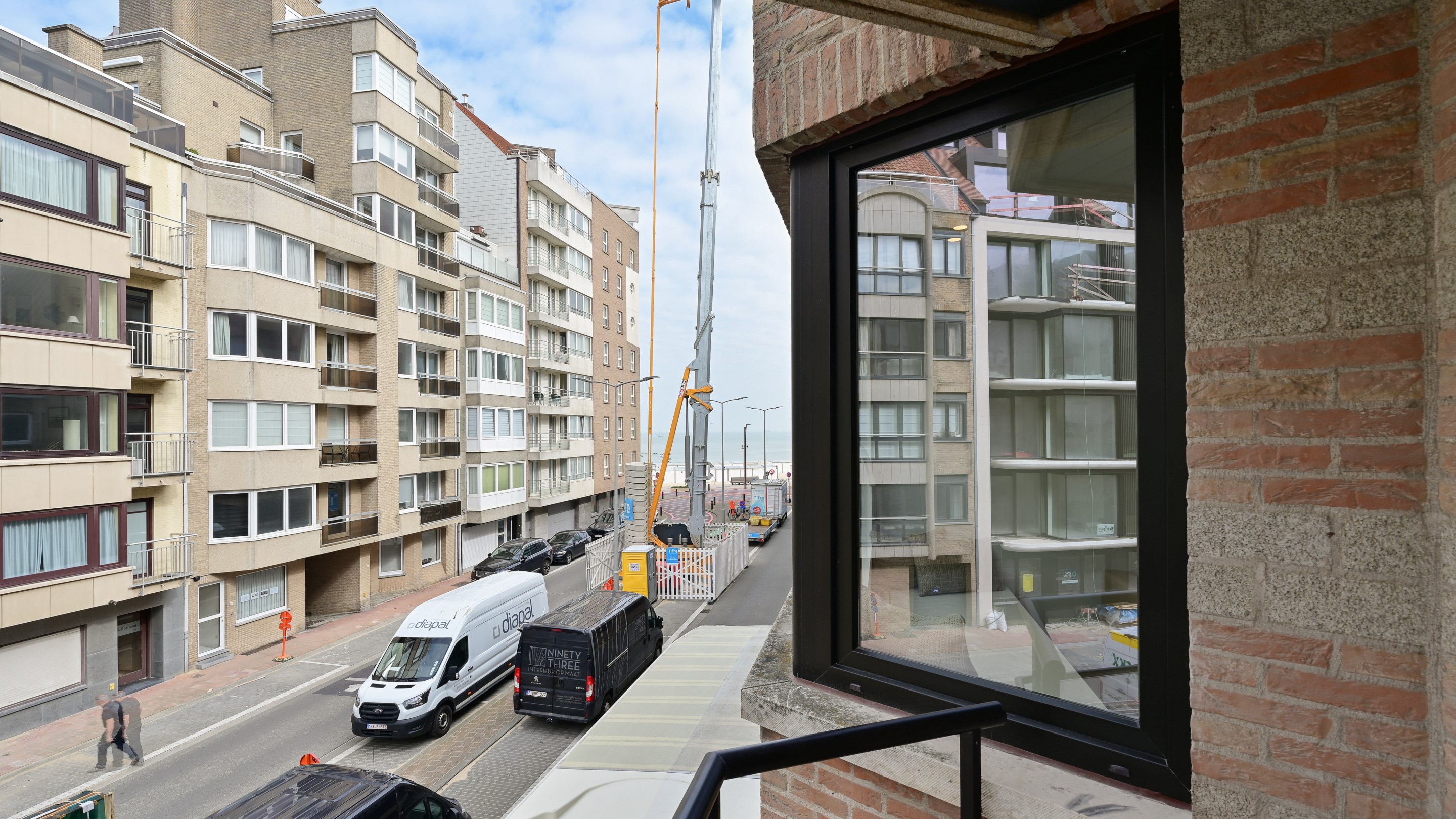 Bel appartement r&#233;nov&#233; de 3 chambres avec vue lat&#233;rale sur la mer, &#224; proximit&#233; de la place Rubens &#224; Knokke. 