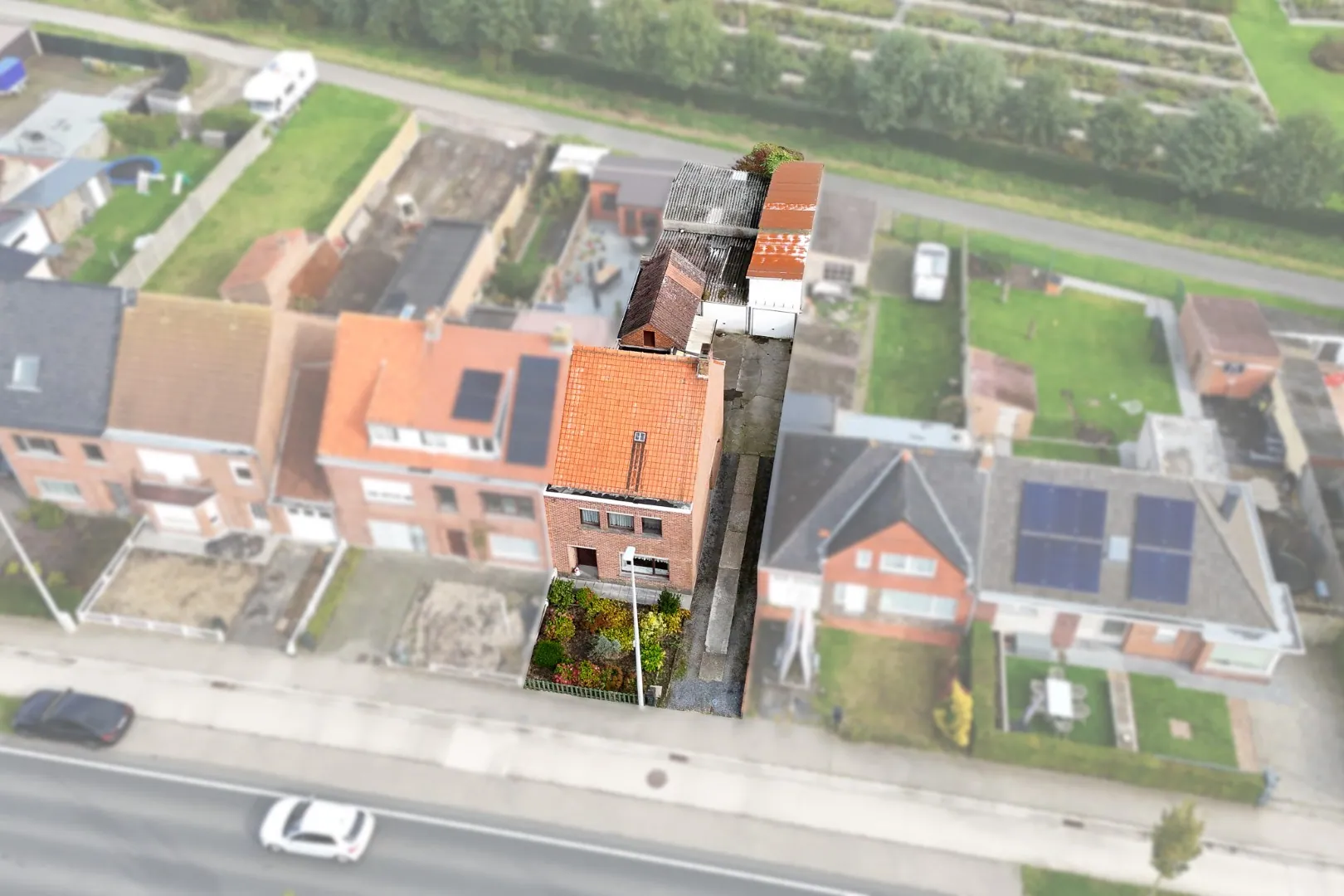 Halfopen woning op 325 m² met uitweg via de Redinnestraat