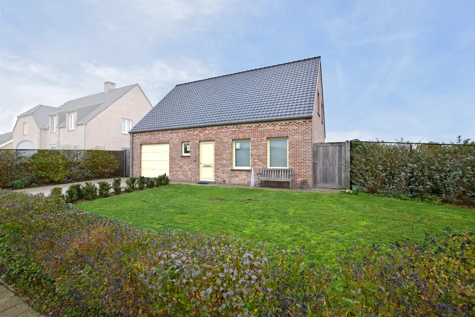 Recente mooi afgewerkte nieuwbouwwoning op 576m² te Merkem!