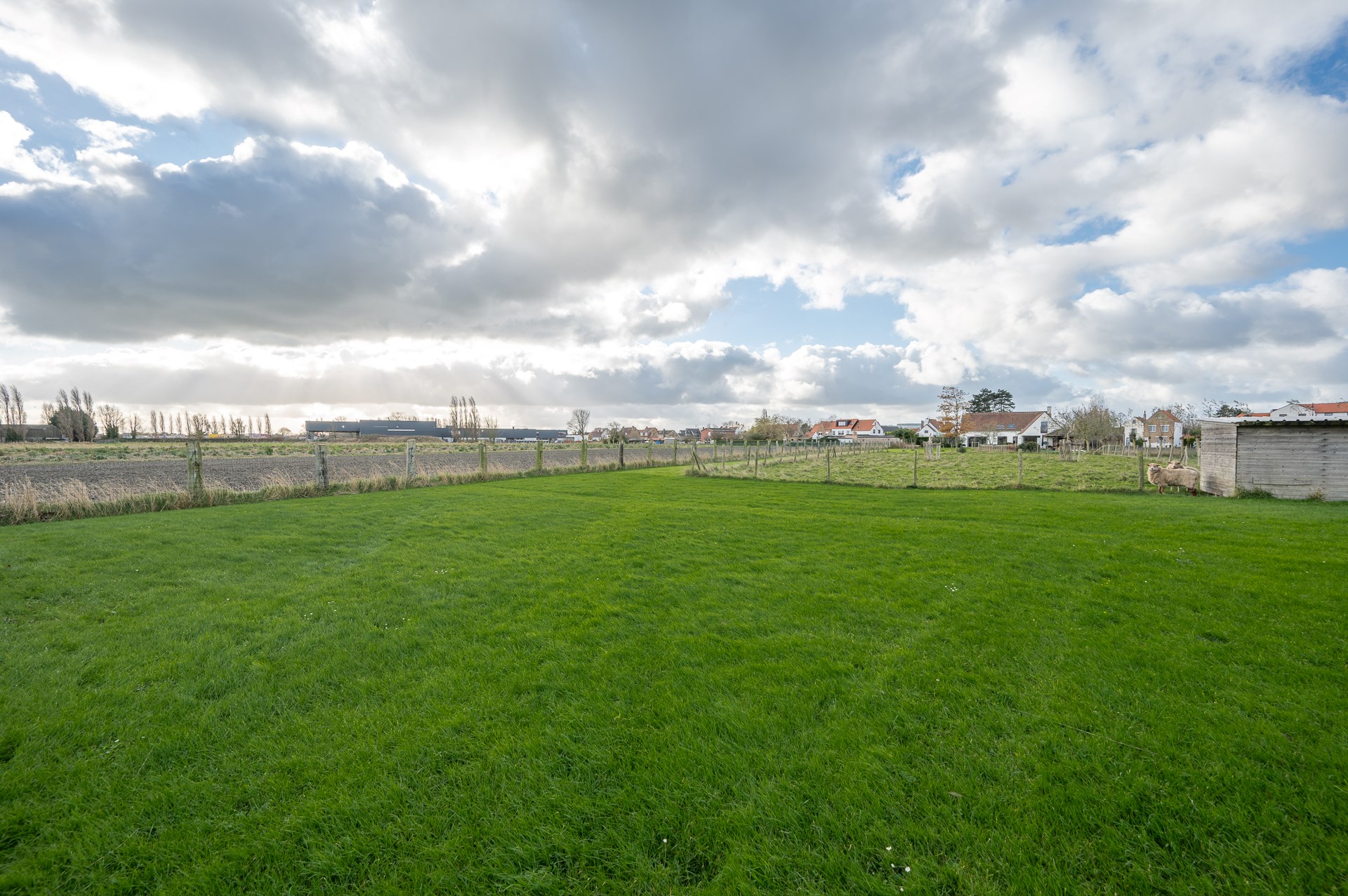 Uitzonderlijke en gerenoveerde eigendom ( 5.510 m&#178; grond ) vlakbij het centrum van Knokke-Heist en toch genietend van een uitzonderlijk open zicht over de Knokse Polders. 
