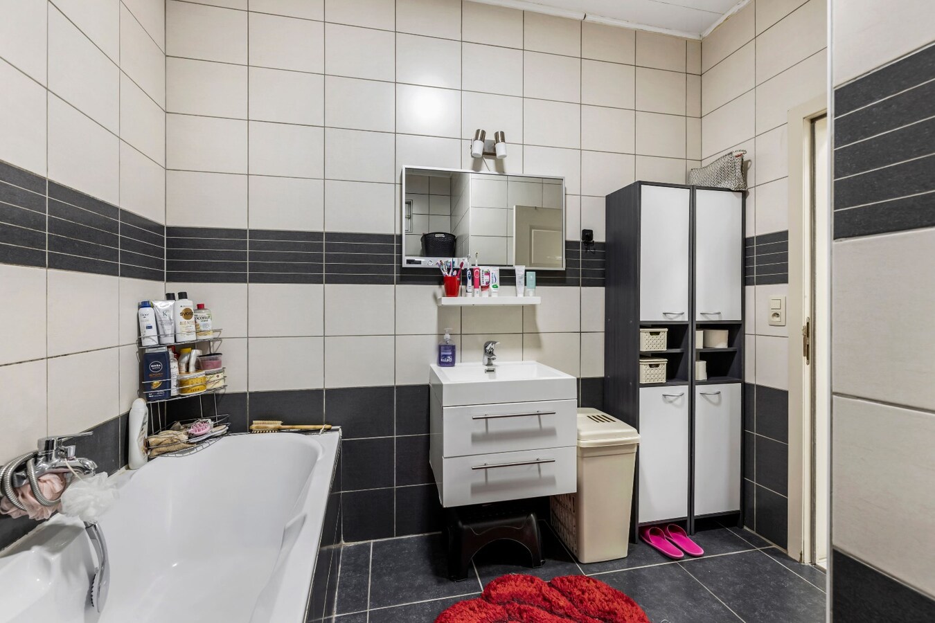 Gerenoveerde, instapklare 3 slpk woning te Sint-Niklaas! 