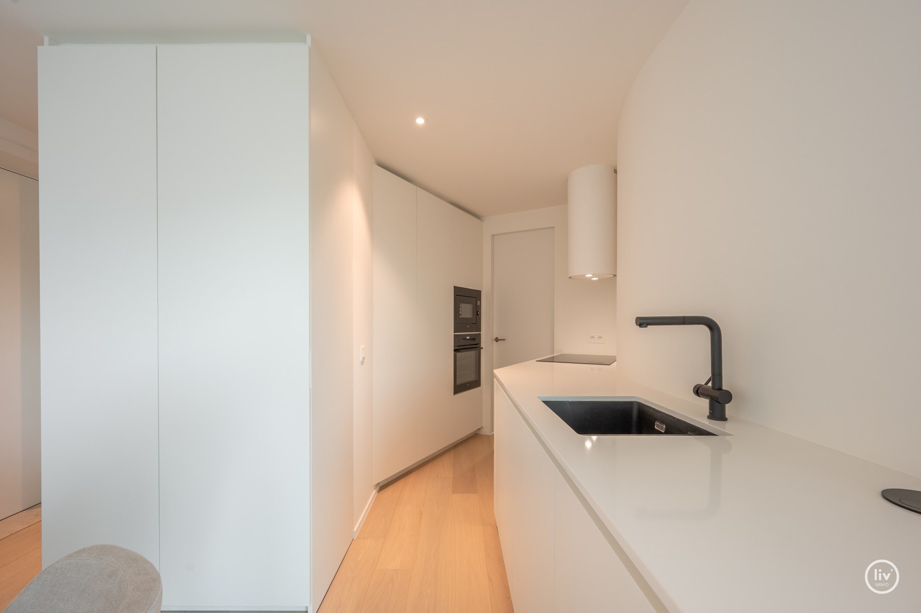 Appartement en duplex &#224; vendre dans le prestigieux et nouveau projet architectural Tour des H&#233;ros, situ&#233; sur la place des H&#233;ros &#224; Heist, avec une vue frontale sur la digue et la mer, &#224; proximit&#233; de no 