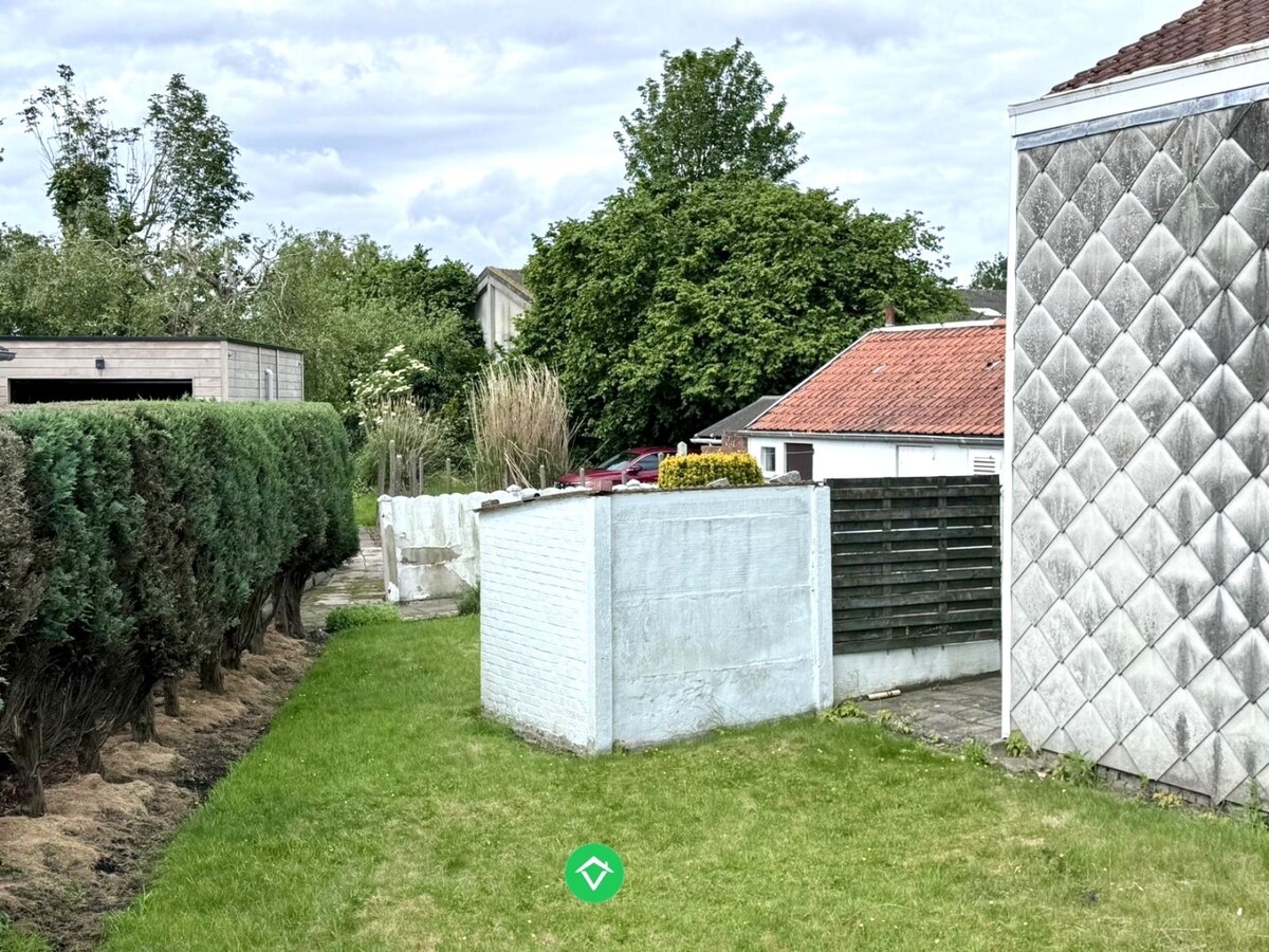 Te renoveren woning met garage te Eernegem 