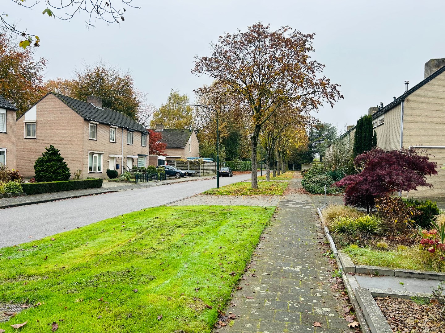 Moderne tweekapper met garage / berging, tuin en tuinkamer gelegen in een rustige kindvriendelijke  woonomgeving. Energielabel B. 