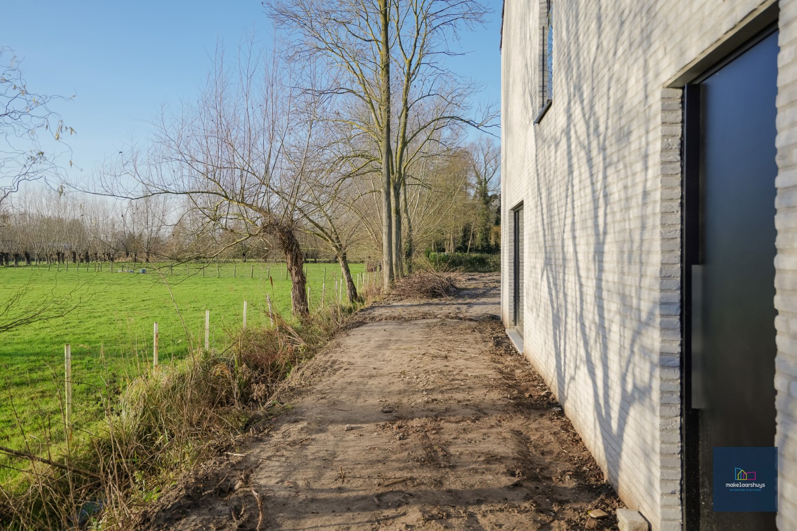 Halfopen casco villawoning met prachtig uitzicht en veel potentieel 