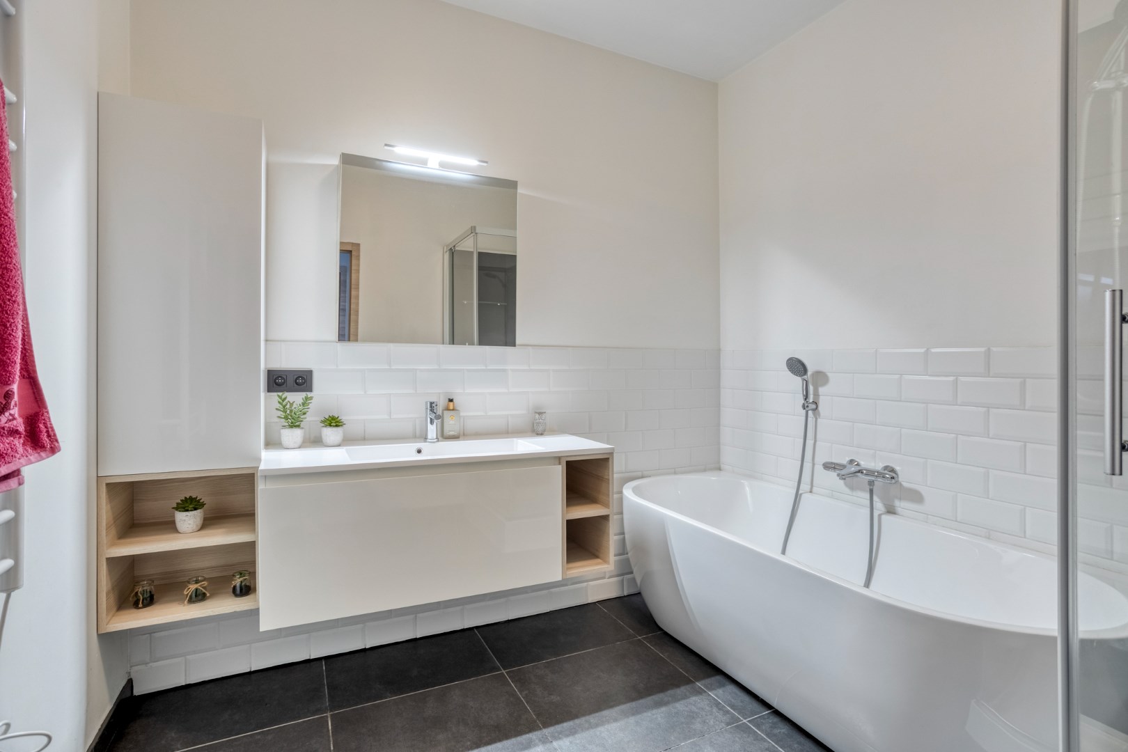 Energiezuinig gelijkvloers 2 slpk. appartement met 2 garages en staanplaats in Leopoldsburg 