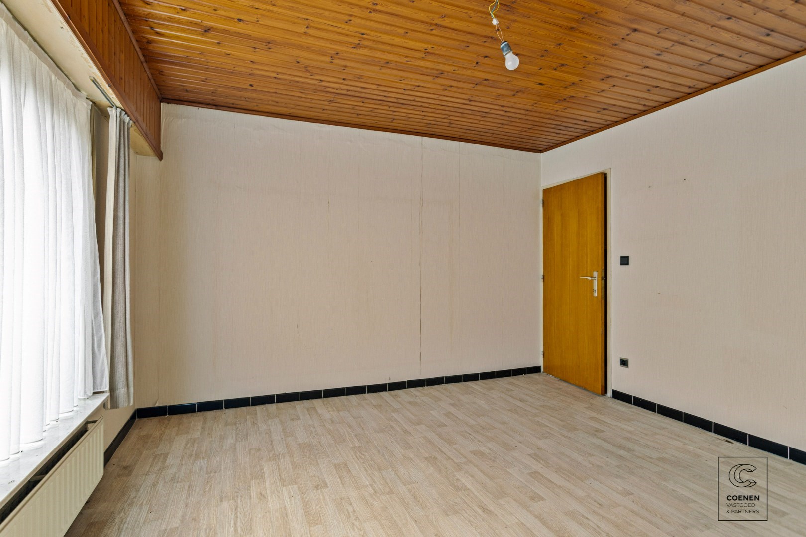 Te renoveren woning met 4a5 slpk&#39;s, bew. opp. van 236m&#178; op een perceel van maar liefst 4.057 m&#178; te Westmalle! 