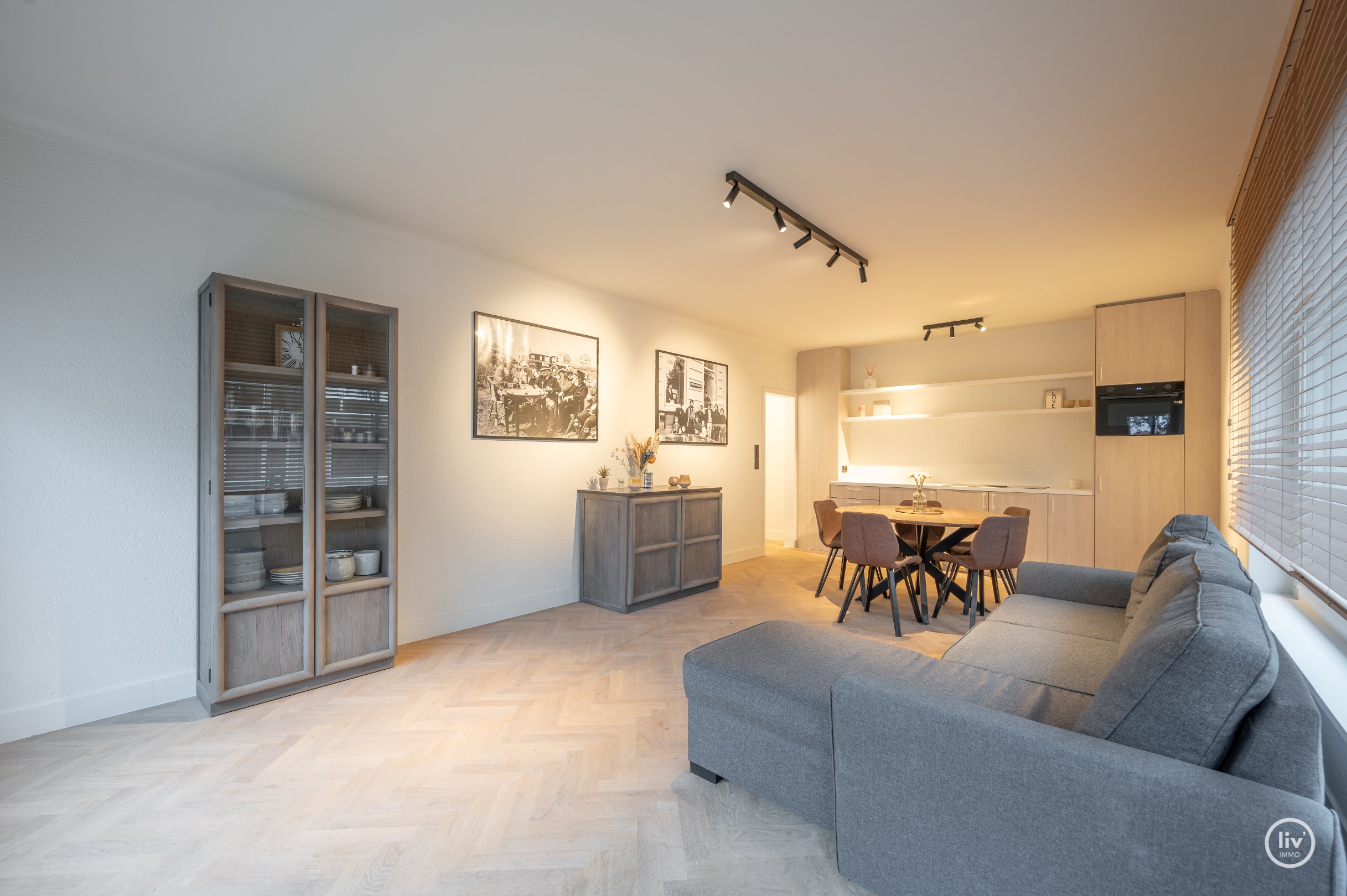 Aangenaam HOEK-appartement centraal gelegen op de hoek van de Zoutelaan en de Montgomerylaan te Knokke. 