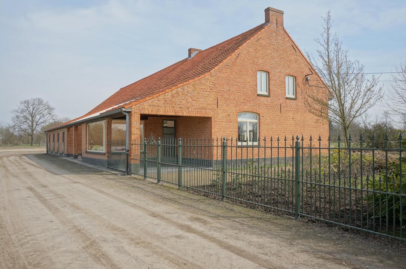 Hoeve met stallingen op ca. 2 ha te Ramsel 