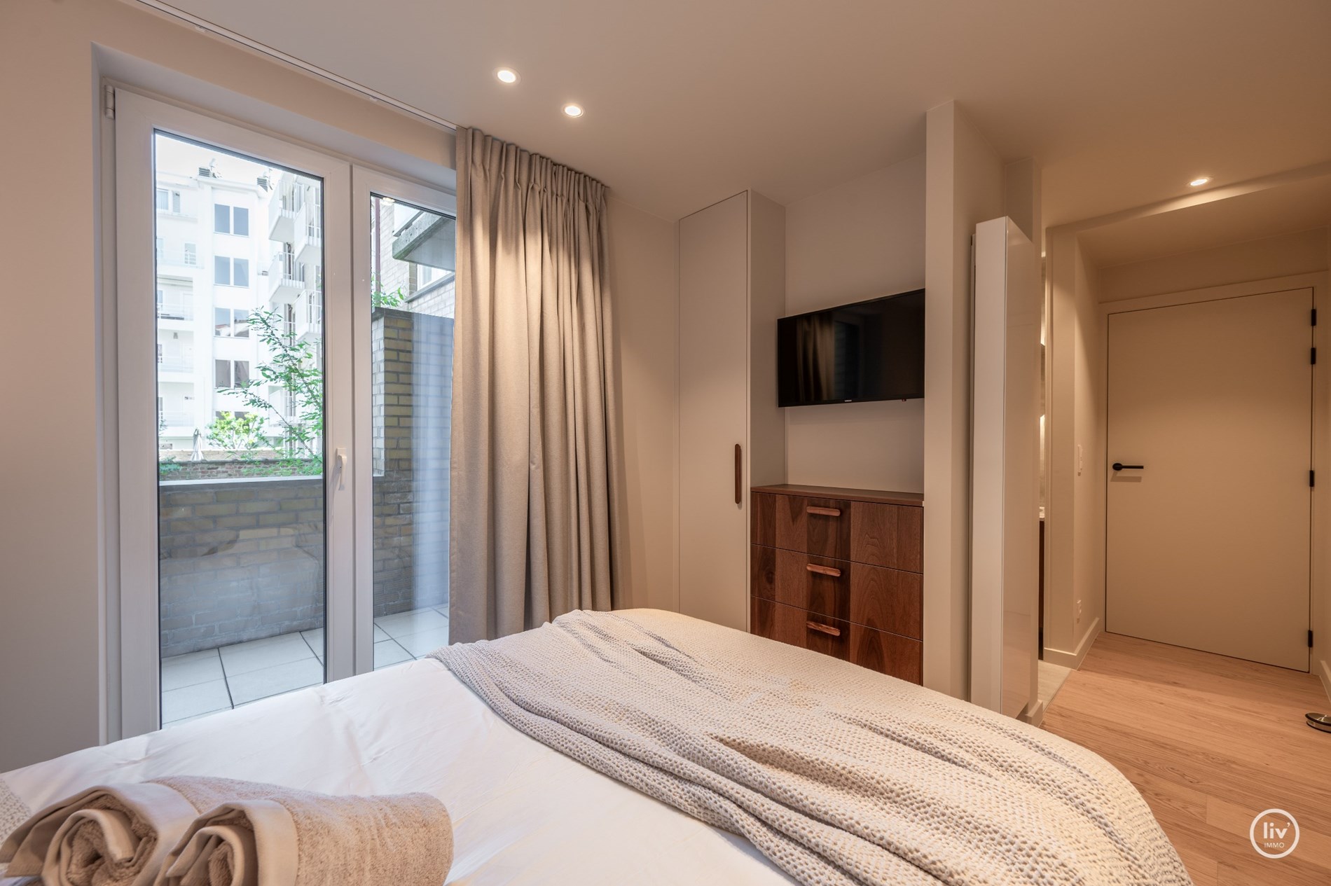 Stijlvol gerenoveerd hoekappartement  (130 m2) met royale gevelbreedte en zuidgerichte terras. 