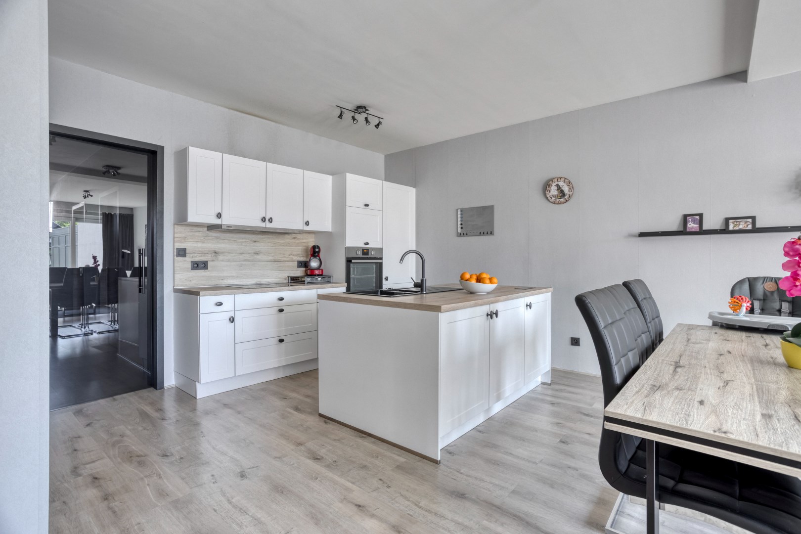 Energiezuinig gelijkvloers 2 slpk. appartement met 2 garages en staanplaats in Leopoldsburg 