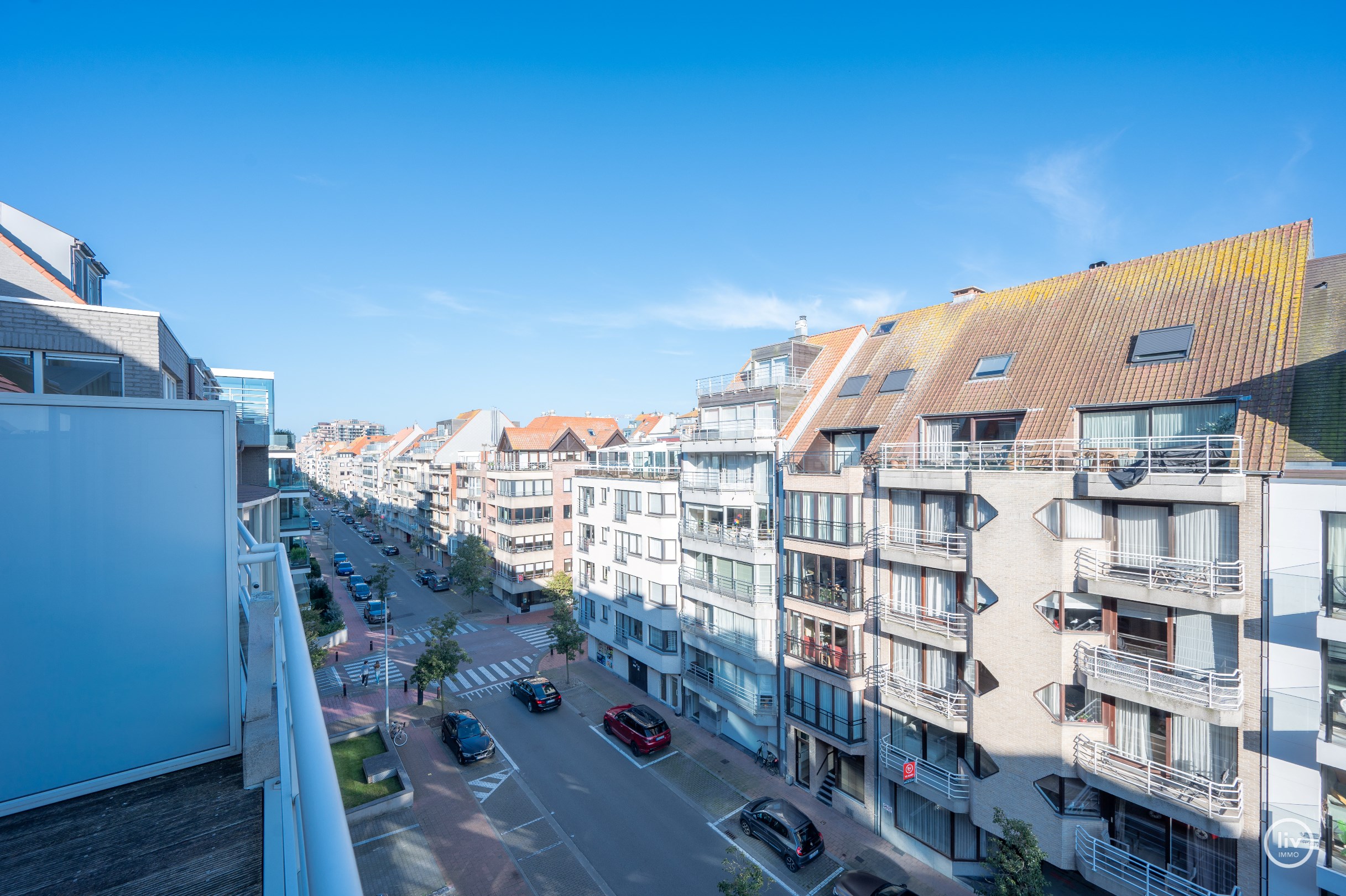 Agr&#233;able duplex rafra&#238;chissant avec de belles terrasses, situ&#233; au centre de l&#39;avenue L&#233;opold &#224; Knokke. 