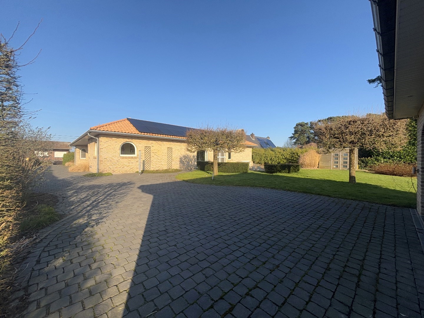 Instapklare zuiderse villa met 5 slpk. op 15a in rustige, groene omgeving te Balen 