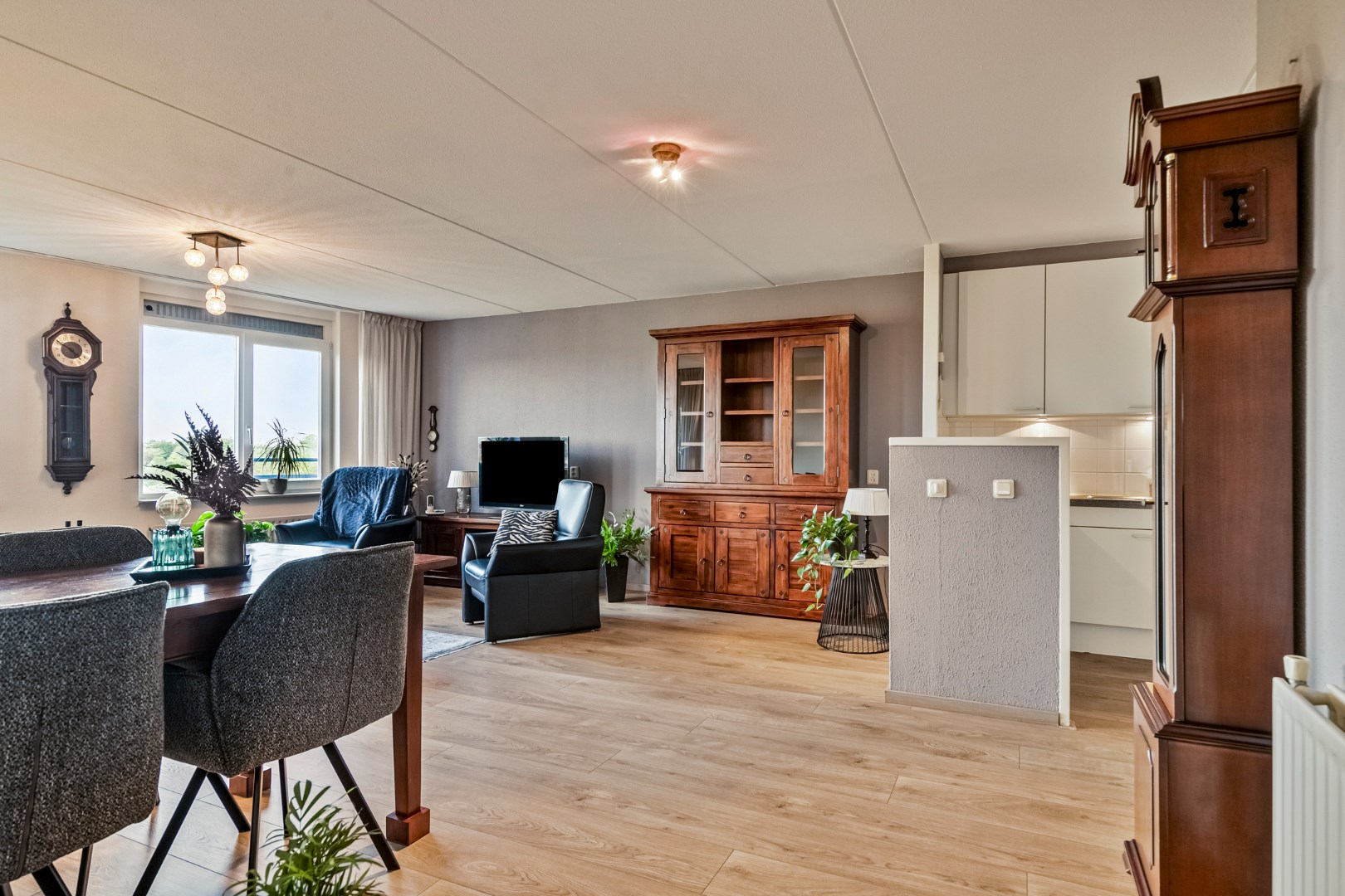 Aan het prinsenpark gelegen 3-kamer appartement met een ruim terras, eigen parkeerplaats en view naar de Skyline van Rotterdam! 