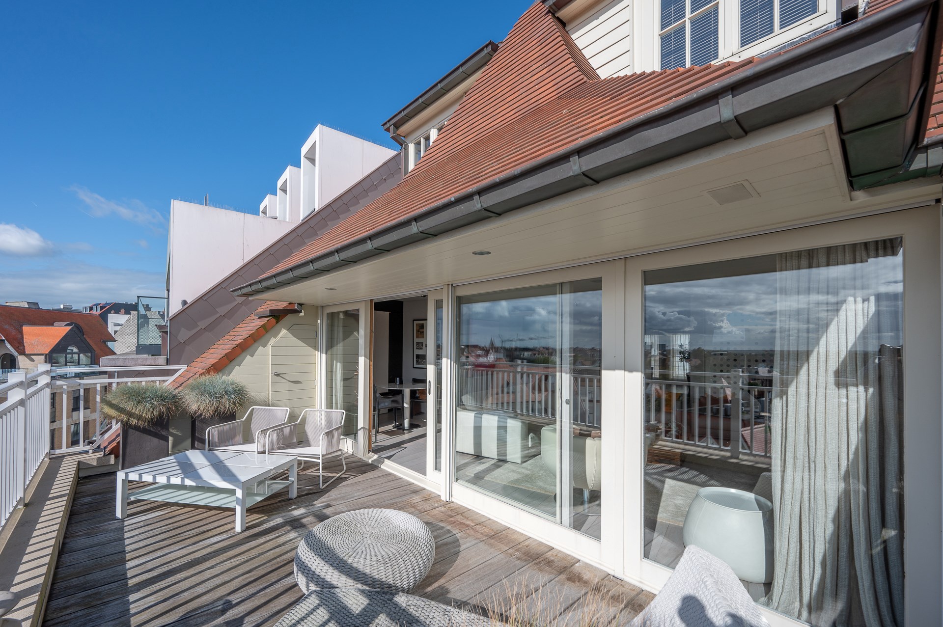 Soci&#233;t&#233; avec dans son actif&#160; un magnifique duplex-penthouse luxueux au milieu des magasins de luxe de l&#39;avenue du Littoral. 