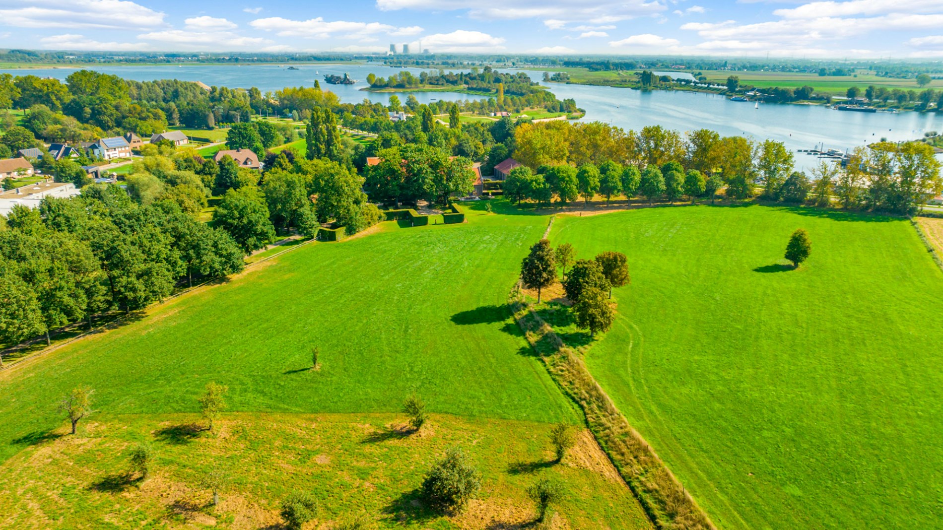 Prachtige vierkantshoeve omringd door weilanden en prachtige tuin 