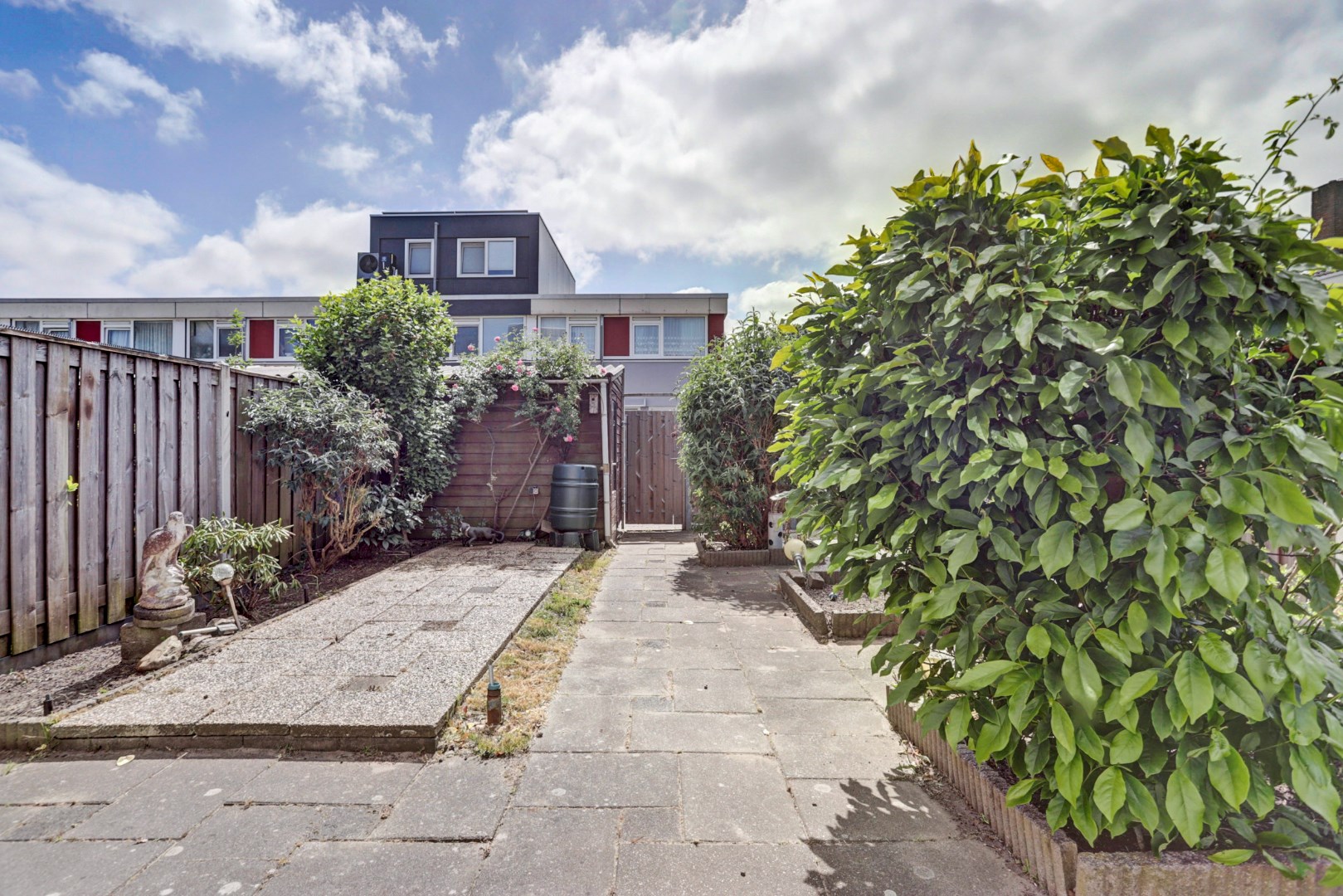 Leuke starters hoekwoning op 206 m&#178; eigen grond met 4- (voorheen 5) kamers, kunststof kozijnen en zonnige brede tuin! 