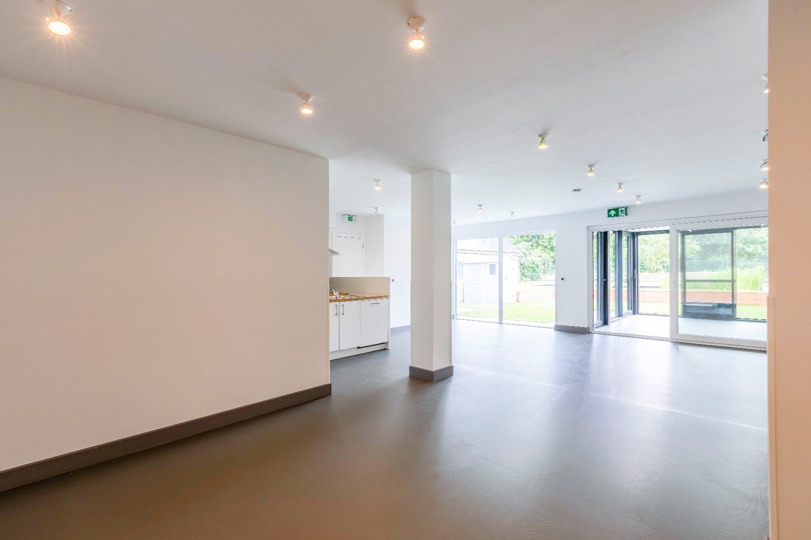 Ruime woning (369m&#178;) met 4 slp. en in te vullen praktijk (onderaan) 