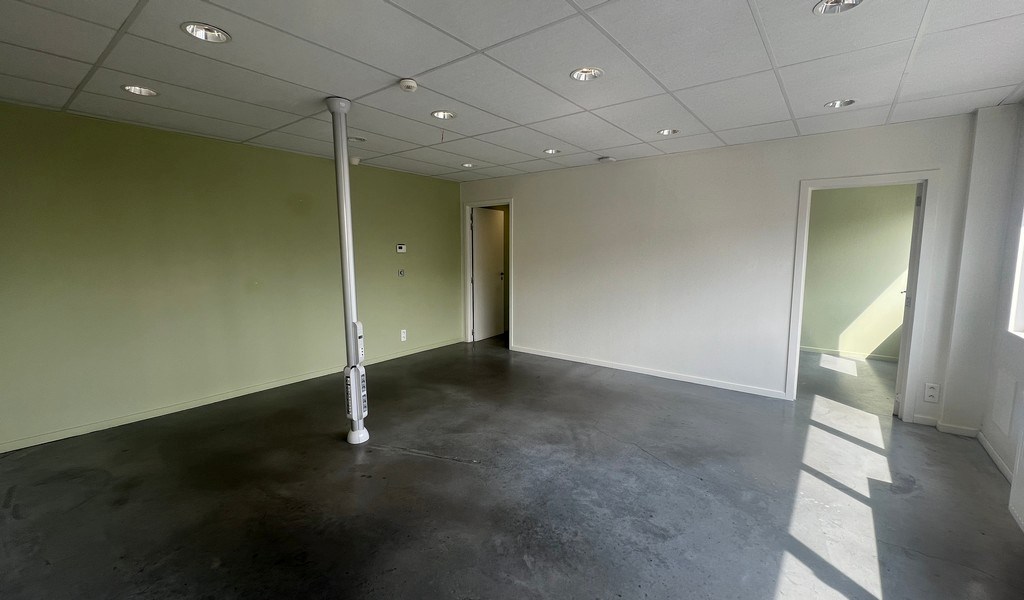 Bedrijfsgebouw met laadkade en kantoren te huur in Zottegem