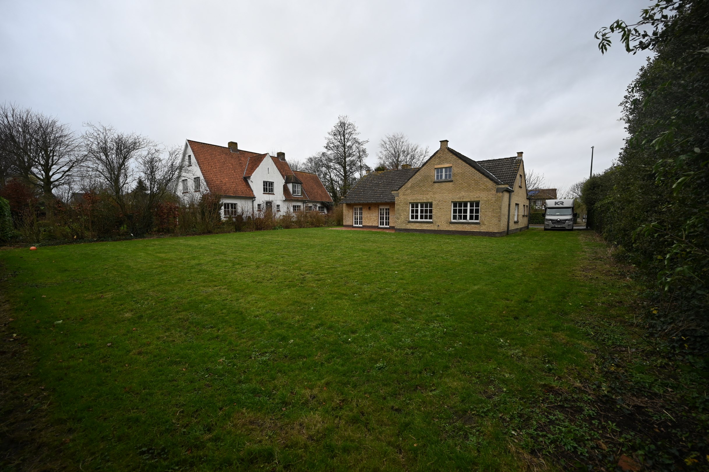 Rustig gelegen villa  op een prachtig perceel van 937 m&#178; in een residenti&#235;le wijk vlakbij de invalswegen en op enkele minuten rijden van het centrum van Knokke en het Zoute. 