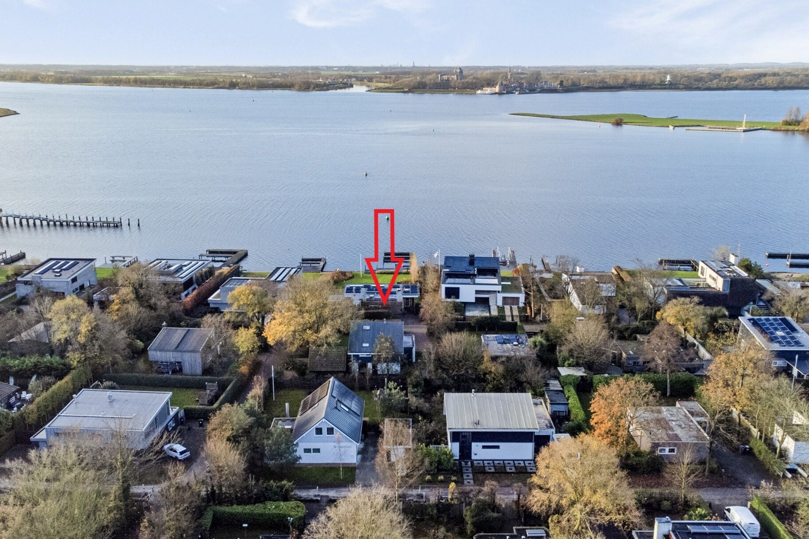 T.A. Makelaardij biedt aan:  Reigerlaan 10 te Kamperland; moderne architectonische vrijstaande villa met extra brede vrijstaande garage en royale private tuin rondom. 
