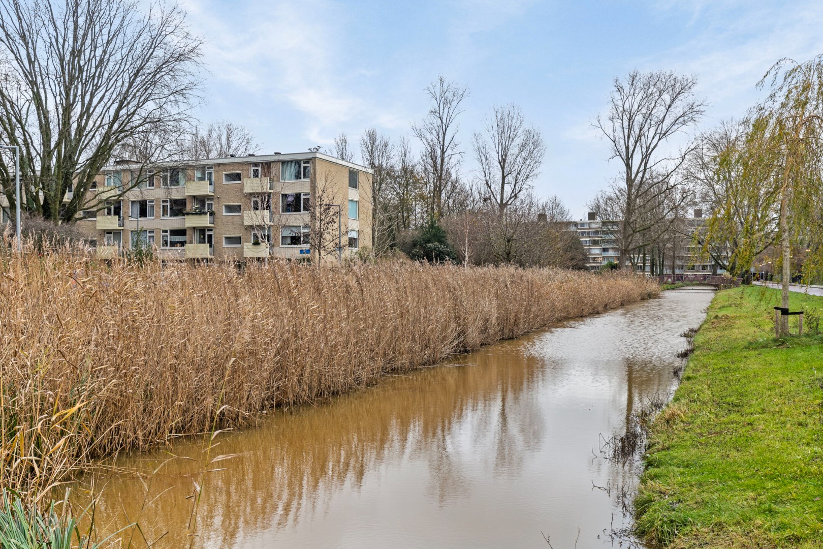 Handige starters  opgelet dit is uw kans ! 3 kamer appartement van 74 m2 op de 1e etage op Top locatie. 