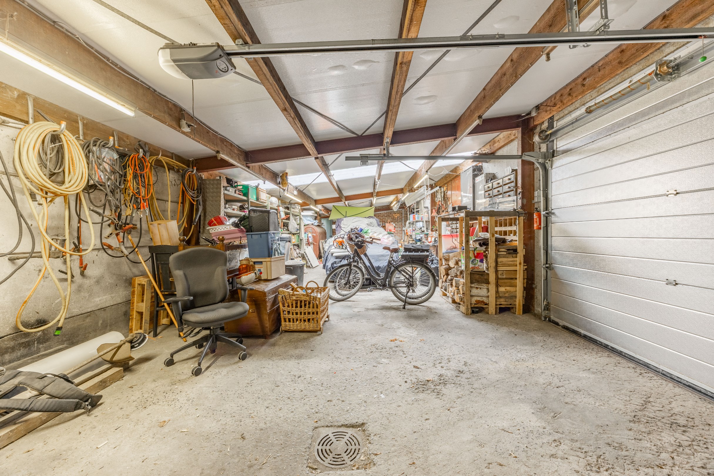 KLOEKE GEZINSWONING MET MAGAZIJN OP 737M&#178; 
