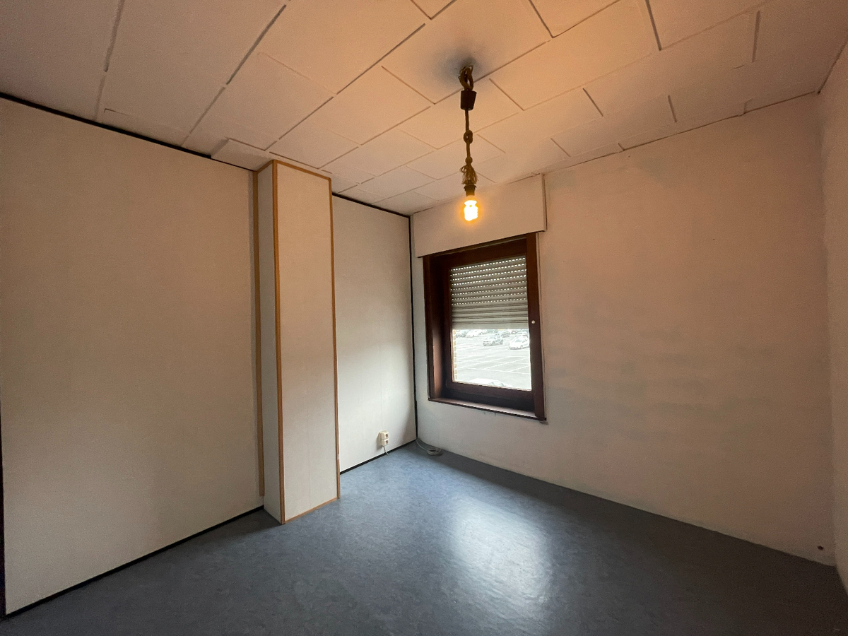 Ruime woning met 3 slaapkamers, bureauruimte en een ruime garage in centrum Roeselare! 