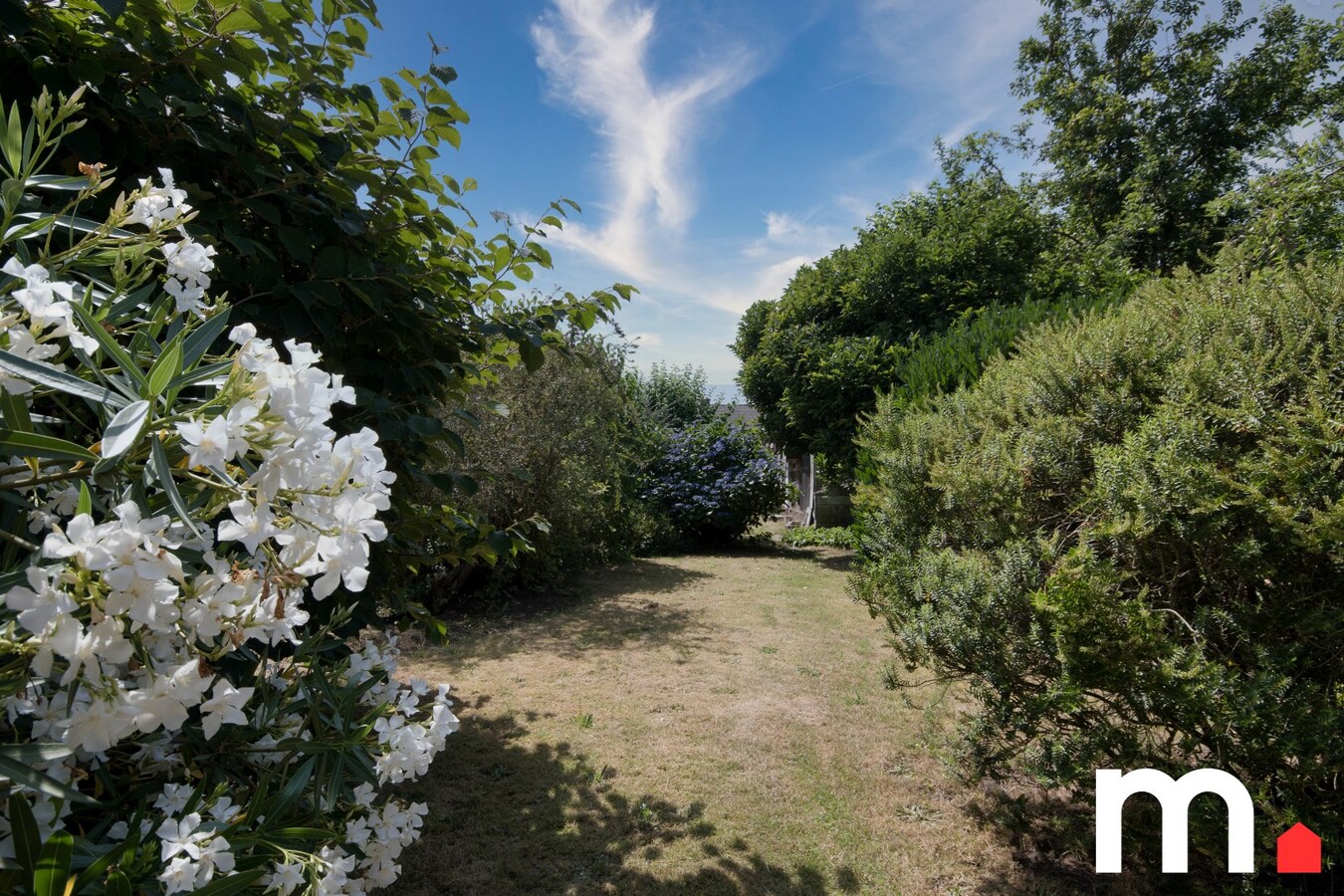 Ruime gezinswoning met grote garage, zuidgericht terras en tuin te Heule ! 