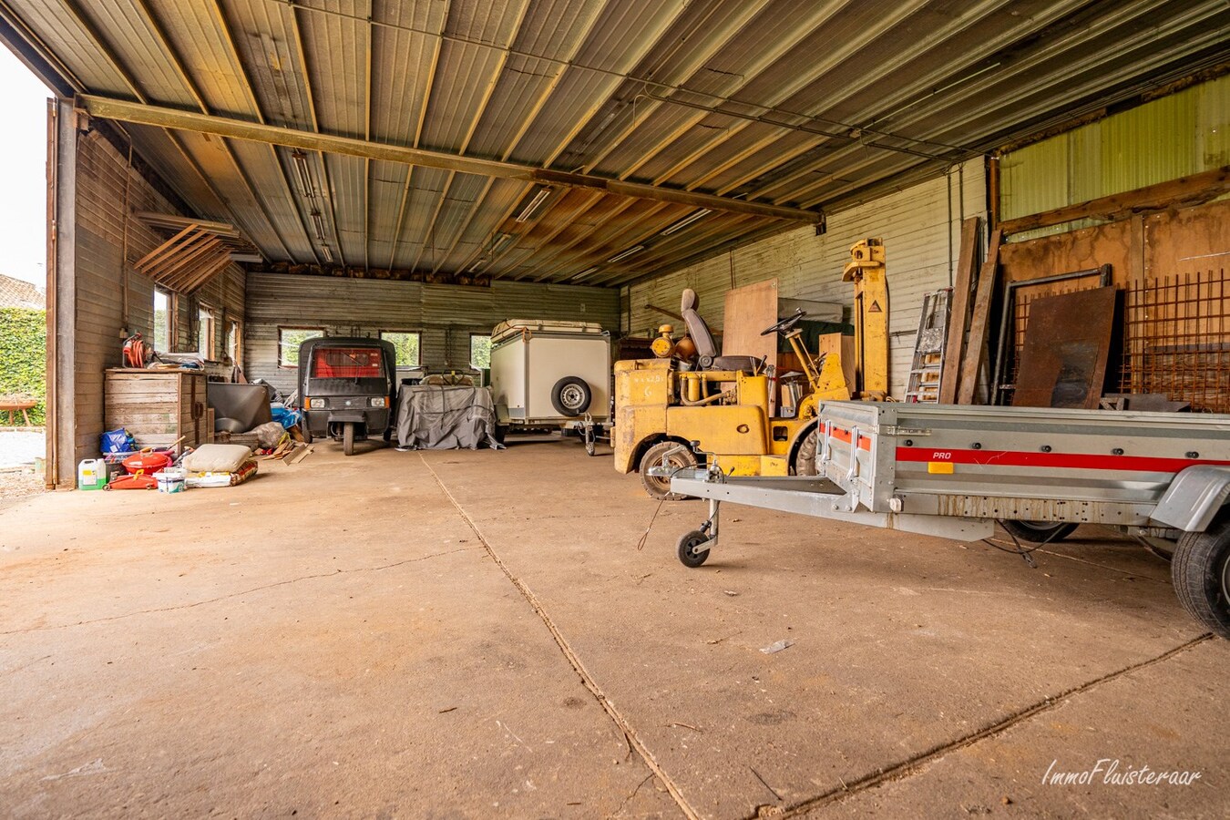 Ruime woning met bijgebouw en een loods op ca. 25 are te Kortessem 