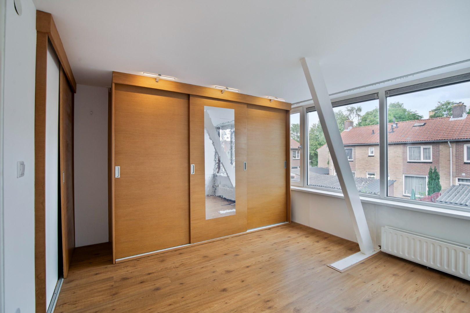 Charmante en knusse uitgebouwde jaren &#39;30 woning met tuin met kunststof kozijnen en gelegen op eigen grond! 