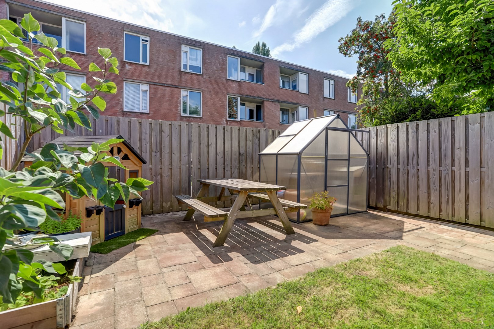 Instapklaar 5-kamer hoekwoning met 4 slaapkamers, moderne keuken en badkamer, ruime onderhoudsvriendelijke tuin en gelegen op EIGEN GROND! 