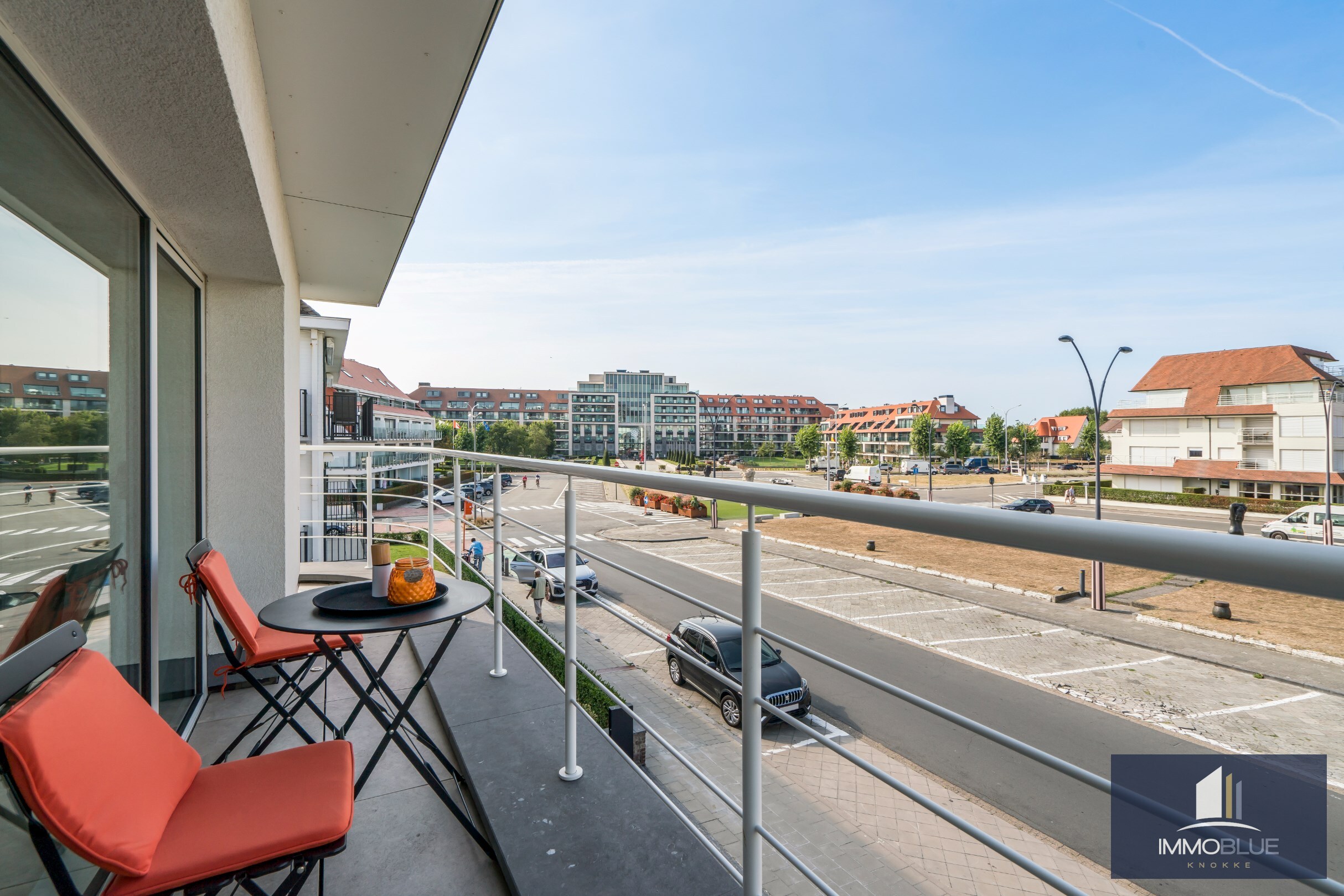 Exceptionnelle villa jumel&#233;e avec un garage tr&#232;s spacieux, situ&#233;e &#224; moins de 100 pas de la mer. 