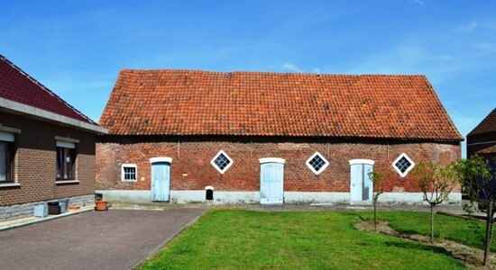 Vierkantshoeve met prachtige schuur en stallingen op ca. 6.000M&#178; te Londerzeel 