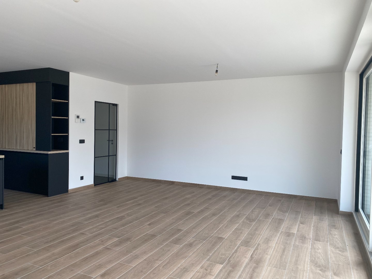 Nieuwbouw luxe appartement op de eerste verdieping met 2 grote terrassen, 2 slaapkamers en mogelijkheid om een garage bij te huren. 