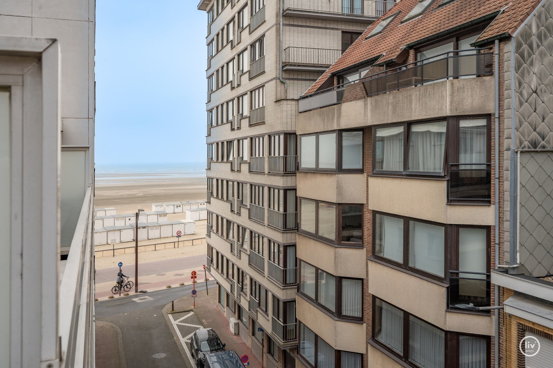 Penthouse enti&#232;rement r&#233;nov&#233; avec grande terrasse ensoleill&#233;e &#224; Knokke-Heist. 