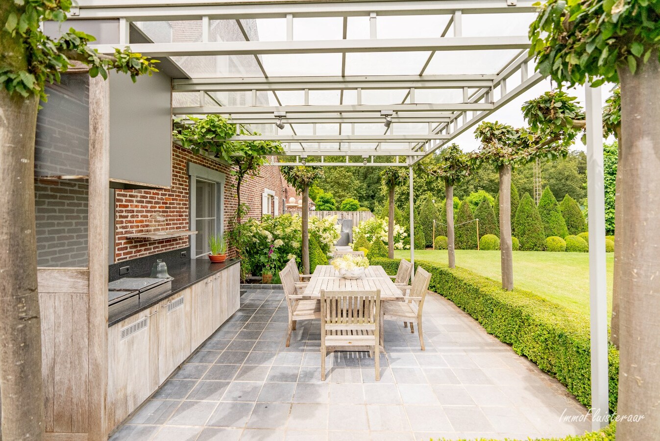Exclusive country house with stables, swimming pool, and tennis court on an estate of approximately 9 hectares in Retie. 