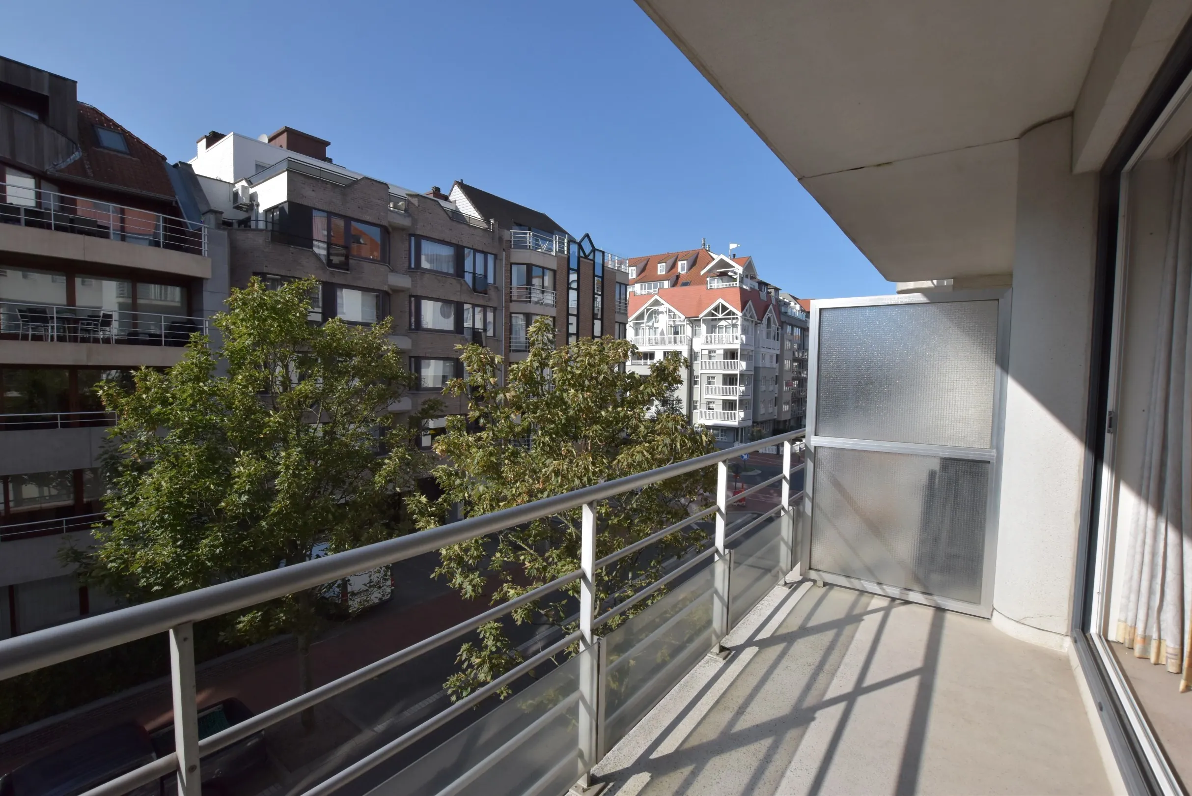 Appartement de 2 chambres à rénover avec une belle terrasse orientée ouest, situé près de la Lippenslaan à Knokke.