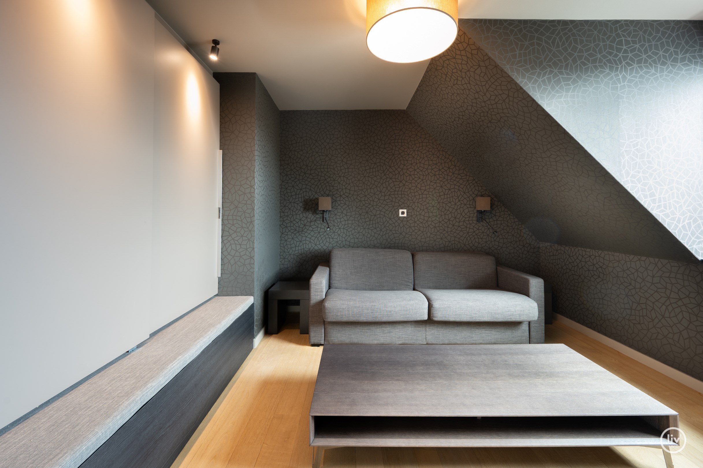 Buitengewone hoekduplex ( 274m&#178;) gelegen vlakbij Zeedijk en het Rubensplein. Ruime garage te koop op de gelijkvloerse verdieping in het gebouw. 
