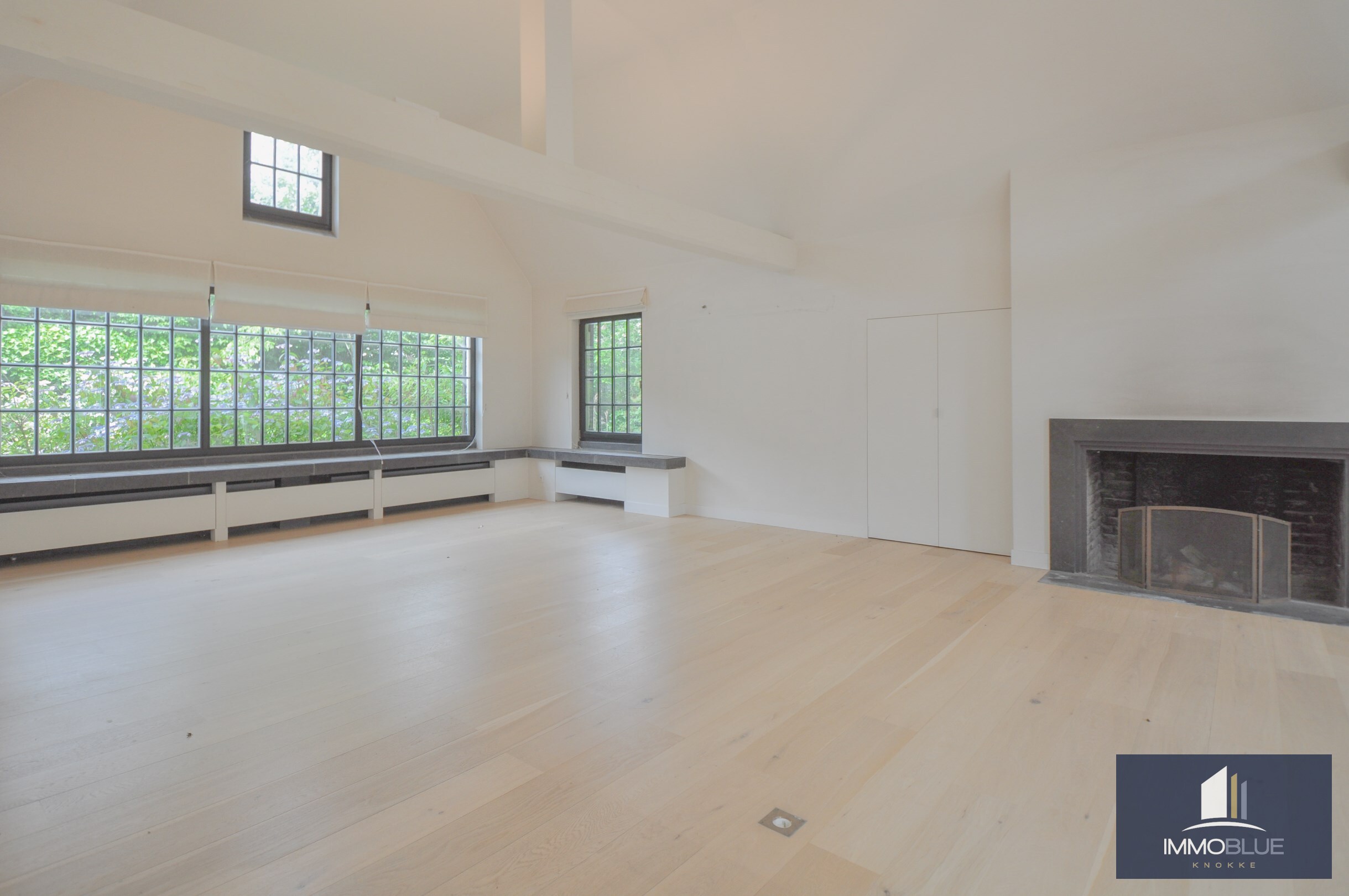 Villa exclusive, situ&#233;e au calme sur un terrain de 1.628 m&#178;, &#224; proximit&#233; du Royal Zoute Tennis Club. 