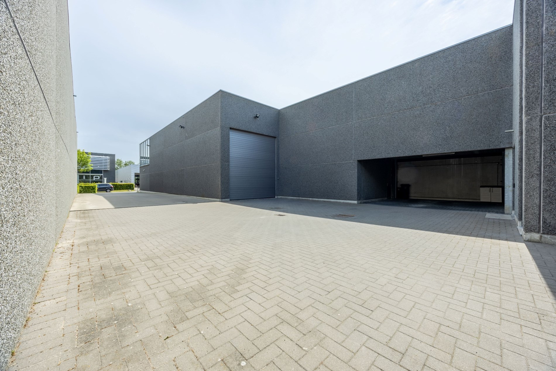 Oprit inrijpoort en carport