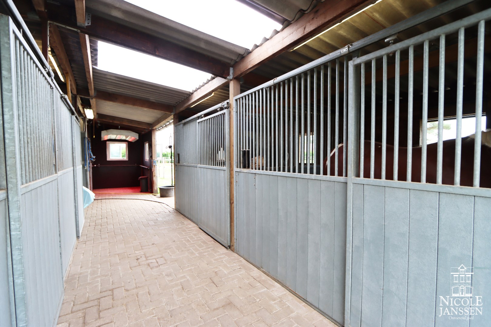 Instapklare gezinswoning met 3 slaapkamers en grote tuin met paardenstallen 