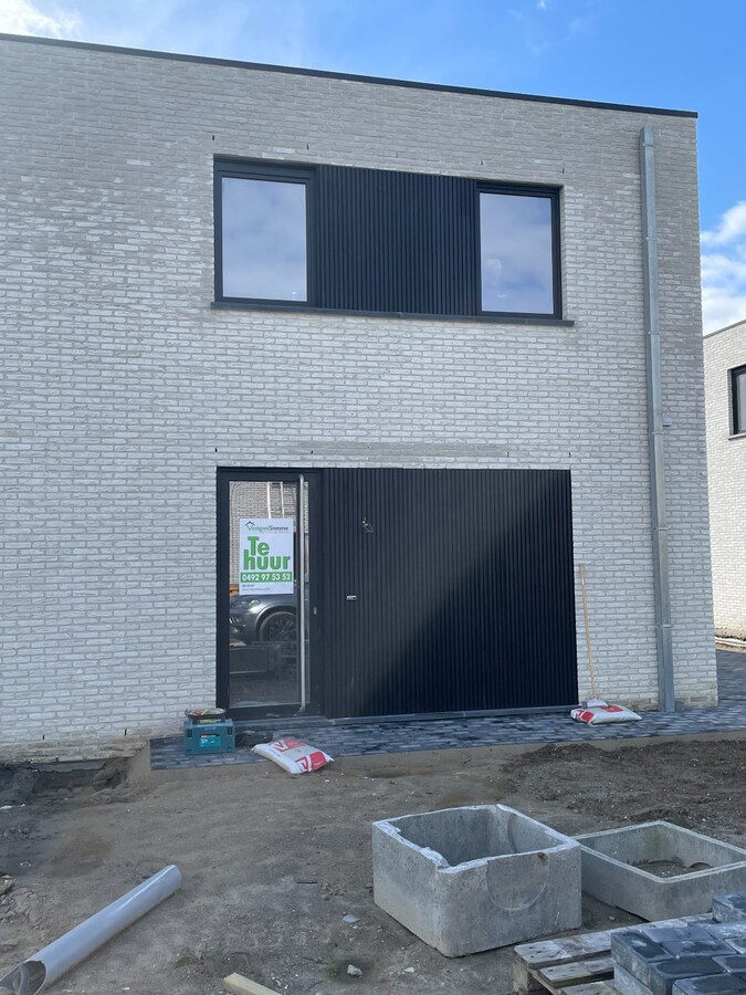 Volledig afgewerkte half-open nieuwbouwwoning te huur in Eernegem 