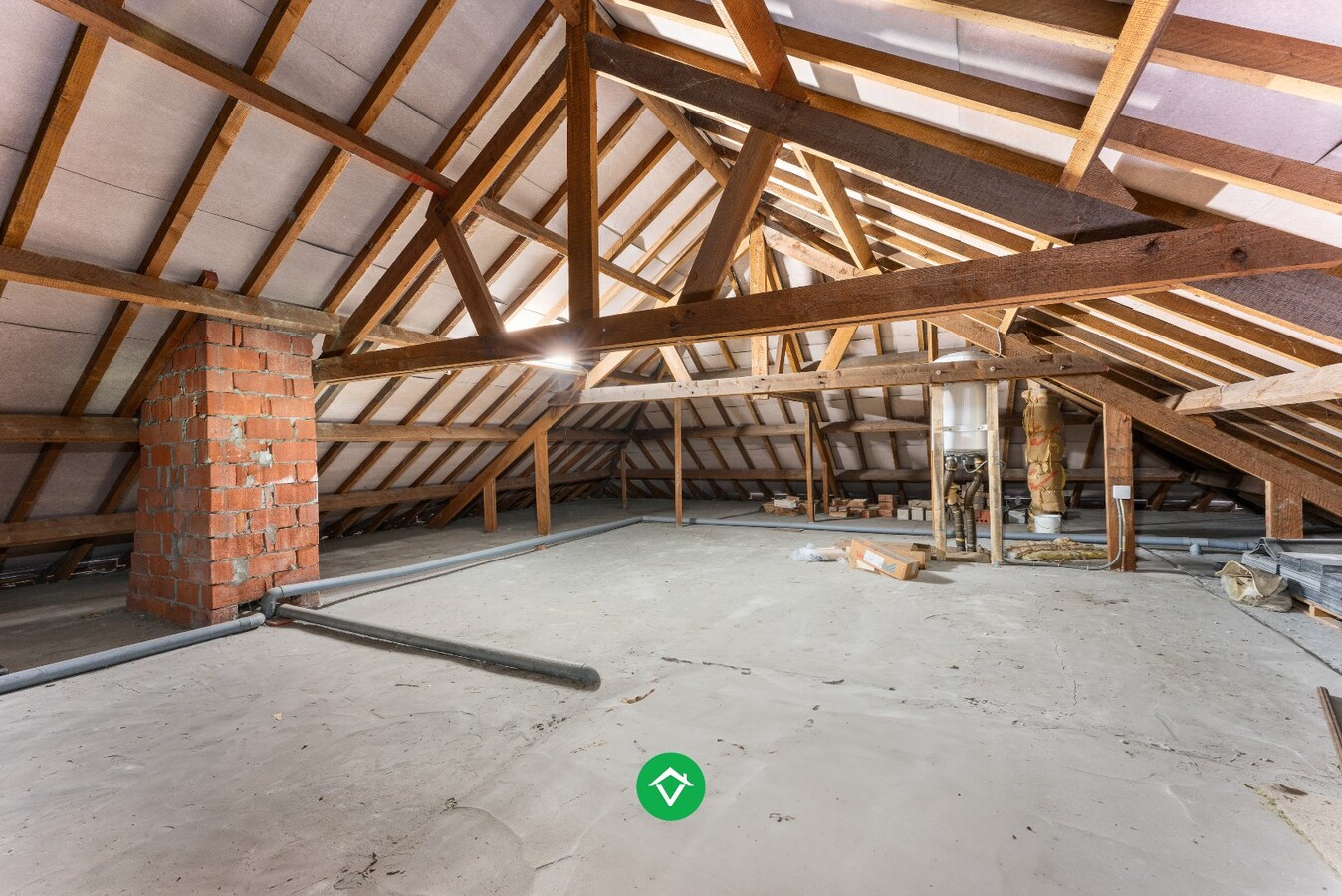 Alleenstaande woning met drie slaapkamers en dubbele inpandige garage te huur 