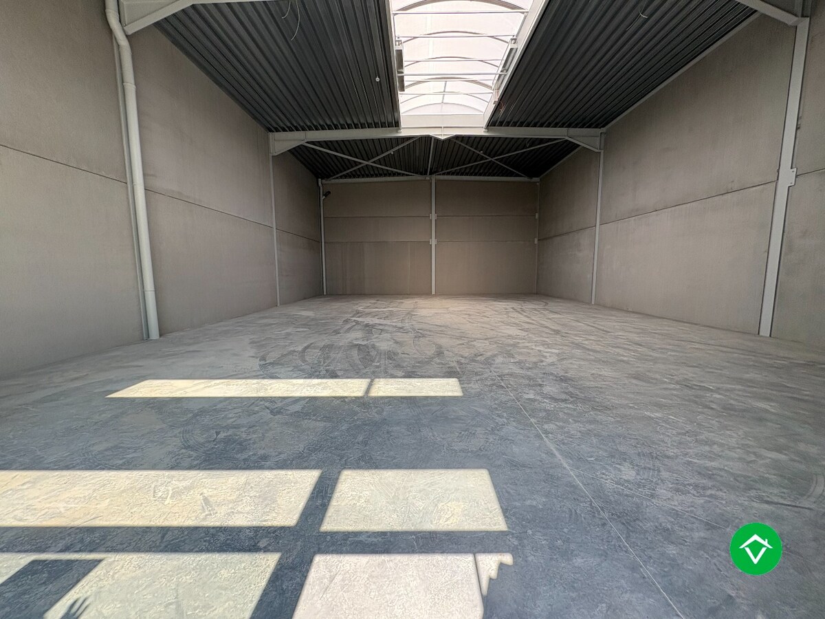 Loods te koop – 246 m&#178; met 2 parkeerplaatsen inbegrepen op de industriezone te Ichtegem 