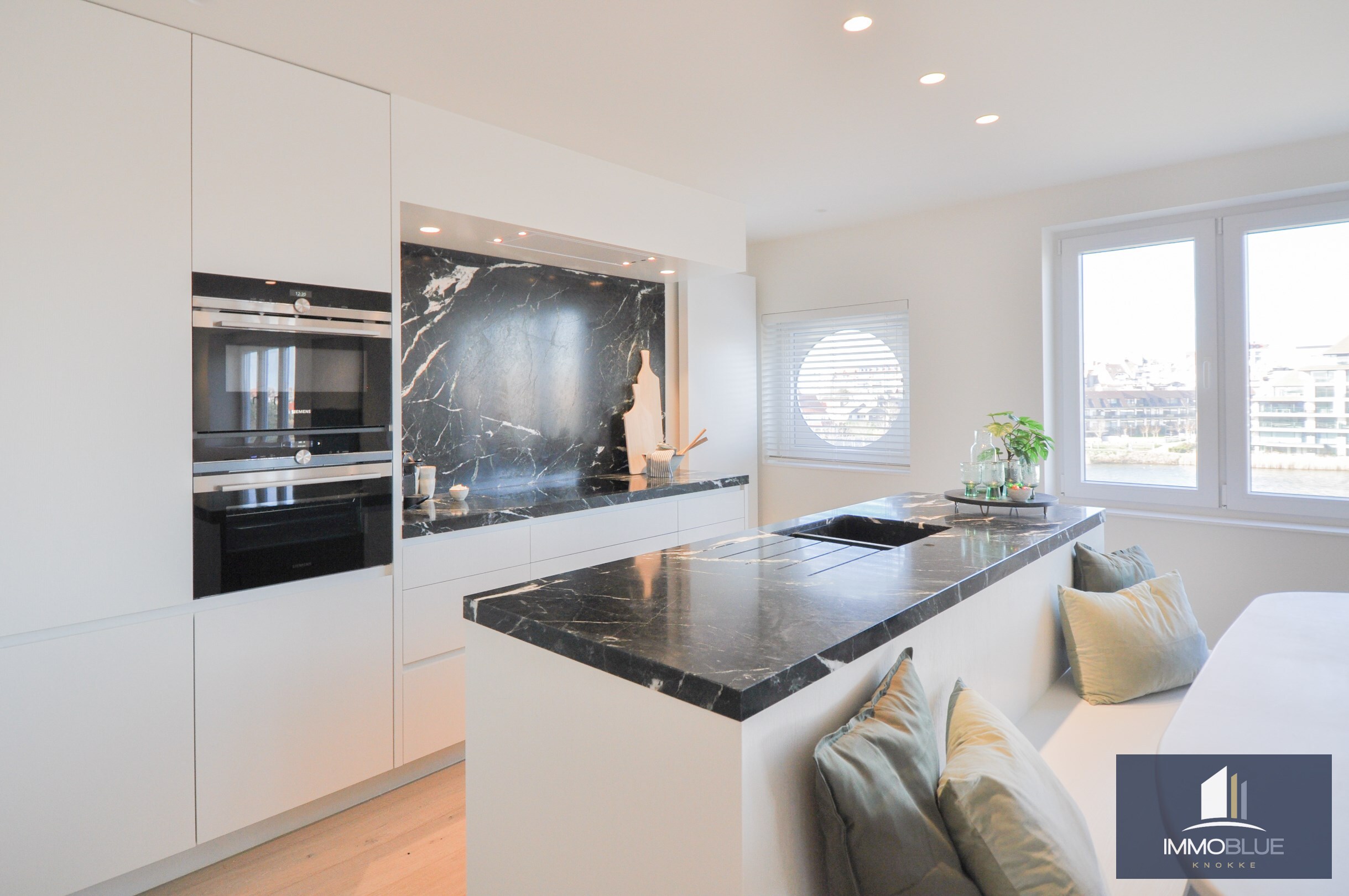 Appartement enti&#232;rement r&#233;nov&#233; et situ&#233; au calme, offrant une vue magnifique sur le Zegemeer. 