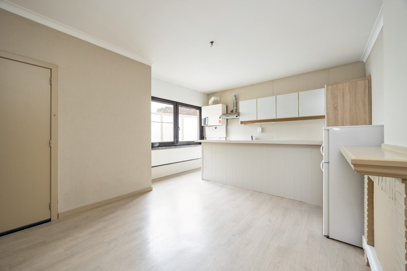 Interessante investeringsopportuniteit in hartje Malle: handelspand + 2 appartementen 